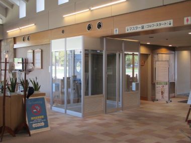 ゴルフ施設の喫煙ブース施工事例01
